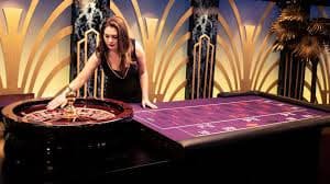 Filipino player placing a sports bet on mobile using bet100 com